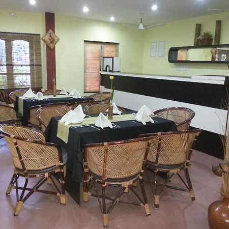 Aquarock Hotel Kazhakuttam Extérieur photo