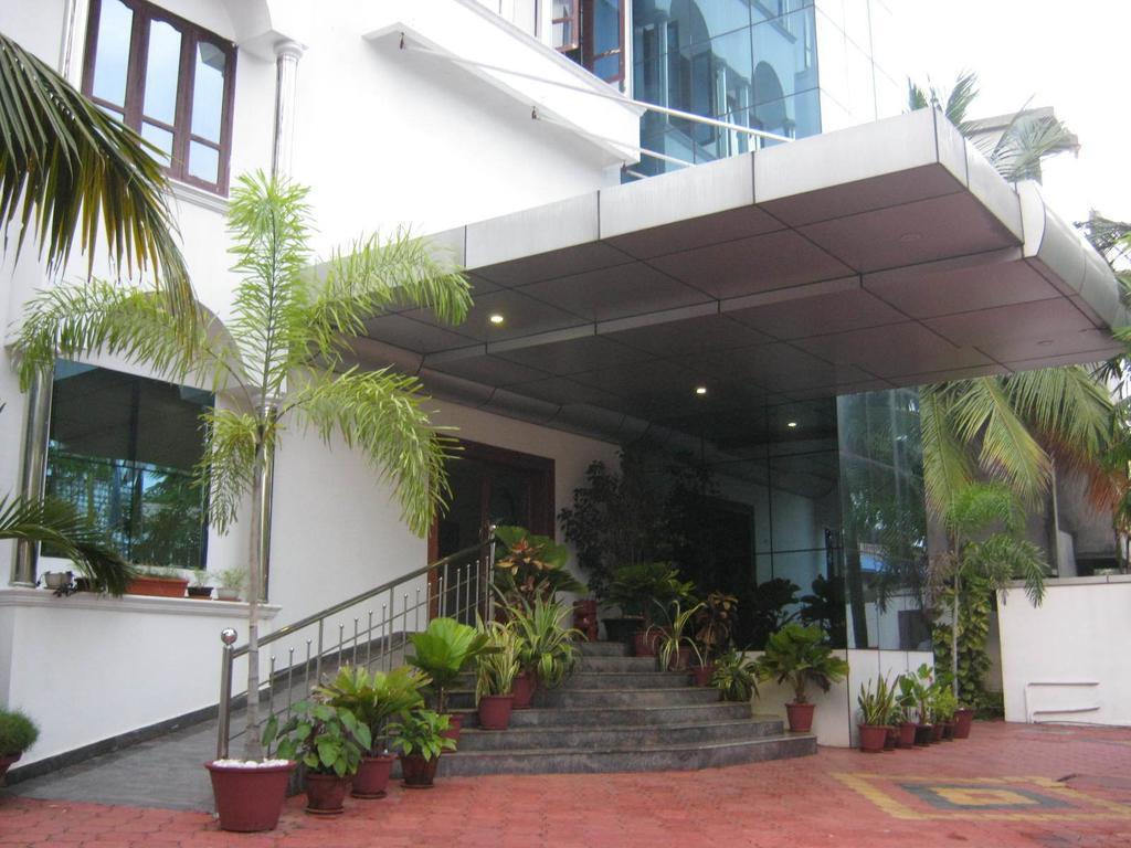 Aquarock Hotel Kazhakuttam Extérieur photo