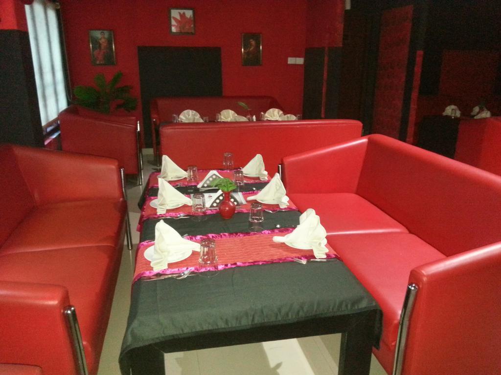Aquarock Hotel Kazhakuttam Extérieur photo