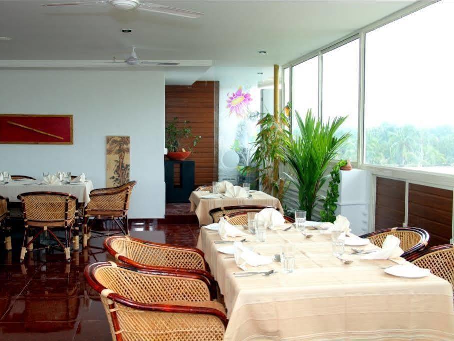 Aquarock Hotel Kazhakuttam Extérieur photo